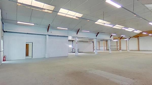 Local artisanal / industriel / commercial / bureaux et showroom à vendre GUINGAMP (22)