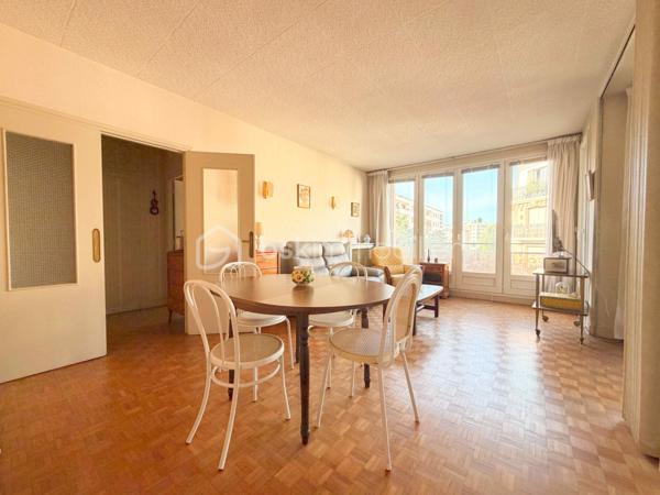 Un appartement familial lumineux et fonctionnel, au cœur d’un environnement résidentiel recherché, avec écoles, commerces et transports à proximité. Un bien à personnaliser, complété par un box fermé de 17 m² et une cave.

Situé dans le secteur Front de Seine à Levallois-Perret, cet appartement de 3 pièces et 67 m² se trouve au 4e étage sur 5, soit un avant-dernier étage, au sein d’une copropriété avec ascenseur et gardien.

L’appartement offre une organisation particulièrement adaptée à une vie de famille. Il se compose de deux chambres, d’un grand séjour, d’une cuisine indépendante et de nombreux rangements.

La cuisine peut être conservée comme pièce indépendante ou, selon votre projet, ouverte sur le séjour afin de créer une pièce de vie plus contemporaine et conviviale.

Une belle luminosité et un potentiel de personnalisation

Grâce à son exposition sud-ouest, l’appartement bénéficie d’une orientation agréable et d’une belle luminosité naturelle.

L'appartement est à rafraîchir, ce qui permettra aux futurs propriétaires de moderniser les lieux et de créer un intérieur correspondant à leurs goûts et à leur mode de vie.

Les volumes existants offrent une base intéressante pour imaginer un appartement familial chaleureux et fonctionnel, sans remettre en question son organisation générale.

Un quartier particulièrement adapté à la vie de famille

L’environnement constitue l’un des atouts importants de cette adresse à Levallois-Perret.

Le secteur bénéficie d’une véritable vie de quartier, avec des commerces et services de proximité permettant de faciliter les besoins du quotidien.

La présence de plusieurs établissements scolaires à proximité constitue également un avantage particulièrement appréciable pour une famille. Écoles, équipements et services dédiés aux enfants participent à la qualité de vie de ce secteur résidentiel.

Les déplacements sont également facilités par la proximité des transports en commun, notamment du métro ligne 3 – Pont de Levallois-Bécon, ainsi que de plusieurs lignes de bus.

La copropriété, avec gardien, offre par ailleurs un environnement résidentiel et rassurant, particulièrement adapté à une installation familiale.

Un box fermé de 17 m² et une cave

L’appartement est vendu avec une cave ainsi qu’un box fermé de 17 m².

Dans un secteur dense comme Levallois-Perret, disposer d’un box fermé constitue un véritable confort au quotidien, aussi bien pour stationner un véhicule que pour bénéficier d’un espace de rangement complémentaire.

Un atout particulièrement appréciable pour une famille à la recherche de praticité et de confort.

Un 3 pièces familial à découvrir

Ce 3 pièces de 67 m² à Levallois-Perret réunit des critères recherchés pour une résidence principale : deux chambres, un grand séjour, une belle exposition, de nombreux rangements, une copropriété avec gardien, la proximité des écoles, commerces et transports, ainsi qu’un box fermé de 17 m².

Son état actuel laisse également la possibilité aux futurs propriétaires de personnaliser leur intérieur et de révéler pleinement le potentiel du bien.

Vous recherchez un appartement familial à Levallois-Perret, dans un quartier pratique au quotidien et proche des écoles ? Contactez-moi pour découvrir ce bien en exclusivité et organiser une visite.