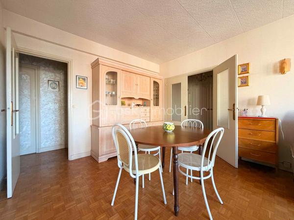 Un appartement familial lumineux et fonctionnel, au cœur d’un environnement résidentiel recherché, avec écoles, commerces et transports à proximité. Un bien à personnaliser, complété par un box fermé de 17 m² et une cave.

Situé dans le secteur Front de Seine à Levallois-Perret, cet appartement de 3 pièces et 67 m² se trouve au 4e étage sur 5, soit un avant-dernier étage, au sein d’une copropriété avec ascenseur et gardien.

L’appartement offre une organisation particulièrement adaptée à une vie de famille. Il se compose de deux chambres, d’un grand séjour, d’une cuisine indépendante et de nombreux rangements.

La cuisine peut être conservée comme pièce indépendante ou, selon votre projet, ouverte sur le séjour afin de créer une pièce de vie plus contemporaine et conviviale.

Une belle luminosité et un potentiel de personnalisation

Grâce à son exposition sud-ouest, l’appartement bénéficie d’une orientation agréable et d’une belle luminosité naturelle.

L'appartement est à rafraîchir, ce qui permettra aux futurs propriétaires de moderniser les lieux et de créer un intérieur correspondant à leurs goûts et à leur mode de vie.

Les volumes existants offrent une base intéressante pour imaginer un appartement familial chaleureux et fonctionnel, sans remettre en question son organisation générale.

Un quartier particulièrement adapté à la vie de famille

L’environnement constitue l’un des atouts importants de cette adresse à Levallois-Perret.

Le secteur bénéficie d’une véritable vie de quartier, avec des commerces et services de proximité permettant de faciliter les besoins du quotidien.

La présence de plusieurs établissements scolaires à proximité constitue également un avantage particulièrement appréciable pour une famille. Écoles, équipements et services dédiés aux enfants participent à la qualité de vie de ce secteur résidentiel.

Les déplacements sont également facilités par la proximité des transports en commun, notamment du métro ligne 3 – Pont de Levallois-Bécon, ainsi que de plusieurs lignes de bus.

La copropriété, avec gardien, offre par ailleurs un environnement résidentiel et rassurant, particulièrement adapté à une installation familiale.

Un box fermé de 17 m² et une cave

L’appartement est vendu avec une cave ainsi qu’un box fermé de 17 m².

Dans un secteur dense comme Levallois-Perret, disposer d’un box fermé constitue un véritable confort au quotidien, aussi bien pour stationner un véhicule que pour bénéficier d’un espace de rangement complémentaire.

Un atout particulièrement appréciable pour une famille à la recherche de praticité et de confort.

Un 3 pièces familial à découvrir

Ce 3 pièces de 67 m² à Levallois-Perret réunit des critères recherchés pour une résidence principale : deux chambres, un grand séjour, une belle exposition, de nombreux rangements, une copropriété avec gardien, la proximité des écoles, commerces et transports, ainsi qu’un box fermé de 17 m².

Son état actuel laisse également la possibilité aux futurs propriétaires de personnaliser leur intérieur et de révéler pleinement le potentiel du bien.

Vous recherchez un appartement familial à Levallois-Perret, dans un quartier pratique au quotidien et proche des écoles ? Contactez-moi pour découvrir ce bien en exclusivité et organiser une visite.