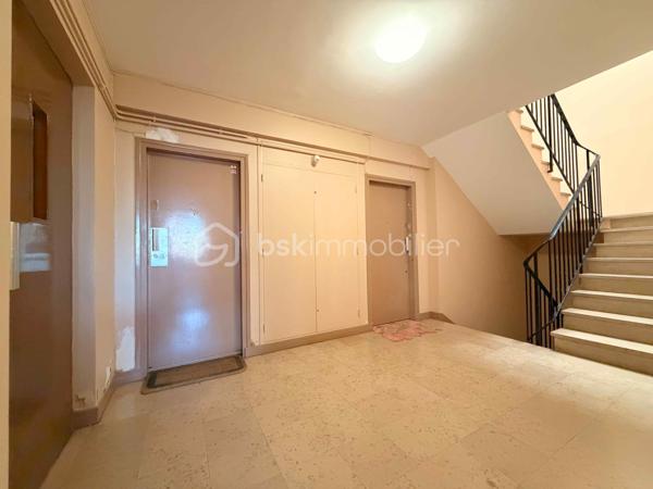 Un appartement familial lumineux et fonctionnel, au cœur d’un environnement résidentiel recherché, avec écoles, commerces et transports à proximité. Un bien à personnaliser, complété par un box fermé de 17 m² et une cave.

Situé dans le secteur Front de Seine à Levallois-Perret, cet appartement de 3 pièces et 67 m² se trouve au 4e étage sur 5, soit un avant-dernier étage, au sein d’une copropriété avec ascenseur et gardien.

L’appartement offre une organisation particulièrement adaptée à une vie de famille. Il se compose de deux chambres, d’un grand séjour, d’une cuisine indépendante et de nombreux rangements.

La cuisine peut être conservée comme pièce indépendante ou, selon votre projet, ouverte sur le séjour afin de créer une pièce de vie plus contemporaine et conviviale.

Une belle luminosité et un potentiel de personnalisation

Grâce à son exposition sud-ouest, l’appartement bénéficie d’une orientation agréable et d’une belle luminosité naturelle.

L'appartement est à rafraîchir, ce qui permettra aux futurs propriétaires de moderniser les lieux et de créer un intérieur correspondant à leurs goûts et à leur mode de vie.

Les volumes existants offrent une base intéressante pour imaginer un appartement familial chaleureux et fonctionnel, sans remettre en question son organisation générale.

Un quartier particulièrement adapté à la vie de famille

L’environnement constitue l’un des atouts importants de cette adresse à Levallois-Perret.

Le secteur bénéficie d’une véritable vie de quartier, avec des commerces et services de proximité permettant de faciliter les besoins du quotidien.

La présence de plusieurs établissements scolaires à proximité constitue également un avantage particulièrement appréciable pour une famille. Écoles, équipements et services dédiés aux enfants participent à la qualité de vie de ce secteur résidentiel.

Les déplacements sont également facilités par la proximité des transports en commun, notamment du métro ligne 3 – Pont de Levallois-Bécon, ainsi que de plusieurs lignes de bus.

La copropriété, avec gardien, offre par ailleurs un environnement résidentiel et rassurant, particulièrement adapté à une installation familiale.

Un box fermé de 17 m² et une cave

L’appartement est vendu avec une cave ainsi qu’un box fermé de 17 m².

Dans un secteur dense comme Levallois-Perret, disposer d’un box fermé constitue un véritable confort au quotidien, aussi bien pour stationner un véhicule que pour bénéficier d’un espace de rangement complémentaire.

Un atout particulièrement appréciable pour une famille à la recherche de praticité et de confort.

Un 3 pièces familial à découvrir

Ce 3 pièces de 67 m² à Levallois-Perret réunit des critères recherchés pour une résidence principale : deux chambres, un grand séjour, une belle exposition, de nombreux rangements, une copropriété avec gardien, la proximité des écoles, commerces et transports, ainsi qu’un box fermé de 17 m².

Son état actuel laisse également la possibilité aux futurs propriétaires de personnaliser leur intérieur et de révéler pleinement le potentiel du bien.

Vous recherchez un appartement familial à Levallois-Perret, dans un quartier pratique au quotidien et proche des écoles ? Contactez-moi pour découvrir ce bien en exclusivité et organiser une visite.