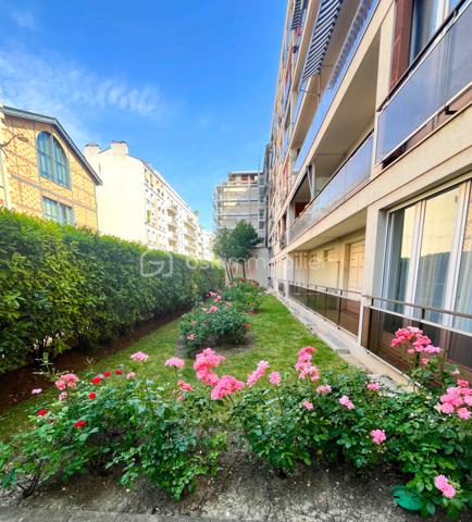 Un appartement familial lumineux et fonctionnel, au cœur d’un environnement résidentiel recherché, avec écoles, commerces et transports à proximité. Un bien à personnaliser, complété par un box fermé de 17 m² et une cave.

Situé dans le secteur Front de Seine à Levallois-Perret, cet appartement de 3 pièces et 67 m² se trouve au 4e étage sur 5, soit un avant-dernier étage, au sein d’une copropriété avec ascenseur et gardien.

L’appartement offre une organisation particulièrement adaptée à une vie de famille. Il se compose de deux chambres, d’un grand séjour, d’une cuisine indépendante et de nombreux rangements.

La cuisine peut être conservée comme pièce indépendante ou, selon votre projet, ouverte sur le séjour afin de créer une pièce de vie plus contemporaine et conviviale.

Une belle luminosité et un potentiel de personnalisation

Grâce à son exposition sud-ouest, l’appartement bénéficie d’une orientation agréable et d’une belle luminosité naturelle.

L'appartement est à rafraîchir, ce qui permettra aux futurs propriétaires de moderniser les lieux et de créer un intérieur correspondant à leurs goûts et à leur mode de vie.

Les volumes existants offrent une base intéressante pour imaginer un appartement familial chaleureux et fonctionnel, sans remettre en question son organisation générale.

Un quartier particulièrement adapté à la vie de famille

L’environnement constitue l’un des atouts importants de cette adresse à Levallois-Perret.

Le secteur bénéficie d’une véritable vie de quartier, avec des commerces et services de proximité permettant de faciliter les besoins du quotidien.

La présence de plusieurs établissements scolaires à proximité constitue également un avantage particulièrement appréciable pour une famille. Écoles, équipements et services dédiés aux enfants participent à la qualité de vie de ce secteur résidentiel.

Les déplacements sont également facilités par la proximité des transports en commun, notamment du métro ligne 3 – Pont de Levallois-Bécon, ainsi que de plusieurs lignes de bus.

La copropriété, avec gardien, offre par ailleurs un environnement résidentiel et rassurant, particulièrement adapté à une installation familiale.

Un box fermé de 17 m² et une cave

L’appartement est vendu avec une cave ainsi qu’un box fermé de 17 m².

Dans un secteur dense comme Levallois-Perret, disposer d’un box fermé constitue un véritable confort au quotidien, aussi bien pour stationner un véhicule que pour bénéficier d’un espace de rangement complémentaire.

Un atout particulièrement appréciable pour une famille à la recherche de praticité et de confort.

Un 3 pièces familial à découvrir

Ce 3 pièces de 67 m² à Levallois-Perret réunit des critères recherchés pour une résidence principale : deux chambres, un grand séjour, une belle exposition, de nombreux rangements, une copropriété avec gardien, la proximité des écoles, commerces et transports, ainsi qu’un box fermé de 17 m².

Son état actuel laisse également la possibilité aux futurs propriétaires de personnaliser leur intérieur et de révéler pleinement le potentiel du bien.

Vous recherchez un appartement familial à Levallois-Perret, dans un quartier pratique au quotidien et proche des écoles ? Contactez-moi pour découvrir ce bien en exclusivité et organiser une visite.