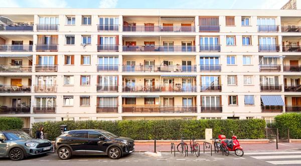 Un appartement familial lumineux et fonctionnel, au cœur d’un environnement résidentiel recherché, avec écoles, commerces et transports à proximité. Un bien à personnaliser, complété par un box fermé de 17 m² et une cave.

Situé dans le secteur Front de Seine à Levallois-Perret, cet appartement de 3 pièces et 67 m² se trouve au 4e étage sur 5, soit un avant-dernier étage, au sein d’une copropriété avec ascenseur et gardien.

L’appartement offre une organisation particulièrement adaptée à une vie de famille. Il se compose de deux chambres, d’un grand séjour, d’une cuisine indépendante et de nombreux rangements.

La cuisine peut être conservée comme pièce indépendante ou, selon votre projet, ouverte sur le séjour afin de créer une pièce de vie plus contemporaine et conviviale.

Une belle luminosité et un potentiel de personnalisation

Grâce à son exposition sud-ouest, l’appartement bénéficie d’une orientation agréable et d’une belle luminosité naturelle.

L'appartement est à rafraîchir, ce qui permettra aux futurs propriétaires de moderniser les lieux et de créer un intérieur correspondant à leurs goûts et à leur mode de vie.

Les volumes existants offrent une base intéressante pour imaginer un appartement familial chaleureux et fonctionnel, sans remettre en question son organisation générale.

Un quartier particulièrement adapté à la vie de famille

L’environnement constitue l’un des atouts importants de cette adresse à Levallois-Perret.

Le secteur bénéficie d’une véritable vie de quartier, avec des commerces et services de proximité permettant de faciliter les besoins du quotidien.

La présence de plusieurs établissements scolaires à proximité constitue également un avantage particulièrement appréciable pour une famille. Écoles, équipements et services dédiés aux enfants participent à la qualité de vie de ce secteur résidentiel.

Les déplacements sont également facilités par la proximité des transports en commun, notamment du métro ligne 3 – Pont de Levallois-Bécon, ainsi que de plusieurs lignes de bus.

La copropriété, avec gardien, offre par ailleurs un environnement résidentiel et rassurant, particulièrement adapté à une installation familiale.

Un box fermé de 17 m² et une cave

L’appartement est vendu avec une cave ainsi qu’un box fermé de 17 m².

Dans un secteur dense comme Levallois-Perret, disposer d’un box fermé constitue un véritable confort au quotidien, aussi bien pour stationner un véhicule que pour bénéficier d’un espace de rangement complémentaire.

Un atout particulièrement appréciable pour une famille à la recherche de praticité et de confort.

Un 3 pièces familial à découvrir

Ce 3 pièces de 67 m² à Levallois-Perret réunit des critères recherchés pour une résidence principale : deux chambres, un grand séjour, une belle exposition, de nombreux rangements, une copropriété avec gardien, la proximité des écoles, commerces et transports, ainsi qu’un box fermé de 17 m².

Son état actuel laisse également la possibilité aux futurs propriétaires de personnaliser leur intérieur et de révéler pleinement le potentiel du bien.

Vous recherchez un appartement familial à Levallois-Perret, dans un quartier pratique au quotidien et proche des écoles ? Contactez-moi pour découvrir ce bien en exclusivité et organiser une visite.