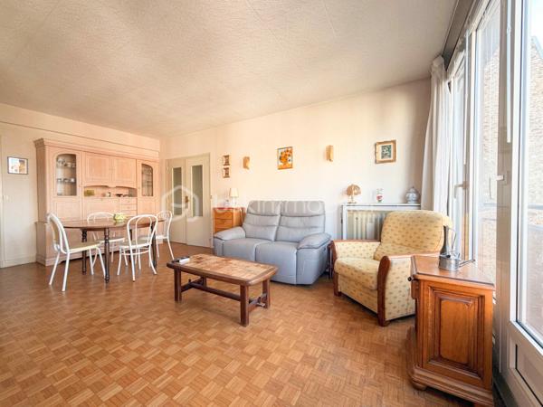 Un appartement familial lumineux et fonctionnel, au cœur d’un environnement résidentiel recherché, avec écoles, commerces et transports à proximité. Un bien à personnaliser, complété par un box fermé de 17 m² et une cave.

Situé dans le secteur Front de Seine à Levallois-Perret, cet appartement de 3 pièces et 67 m² se trouve au 4e étage sur 5, soit un avant-dernier étage, au sein d’une copropriété avec ascenseur et gardien.

L’appartement offre une organisation particulièrement adaptée à une vie de famille. Il se compose de deux chambres, d’un grand séjour, d’une cuisine indépendante et de nombreux rangements.

La cuisine peut être conservée comme pièce indépendante ou, selon votre projet, ouverte sur le séjour afin de créer une pièce de vie plus contemporaine et conviviale.

Une belle luminosité et un potentiel de personnalisation

Grâce à son exposition sud-ouest, l’appartement bénéficie d’une orientation agréable et d’une belle luminosité naturelle.

L'appartement est à rafraîchir, ce qui permettra aux futurs propriétaires de moderniser les lieux et de créer un intérieur correspondant à leurs goûts et à leur mode de vie.

Les volumes existants offrent une base intéressante pour imaginer un appartement familial chaleureux et fonctionnel, sans remettre en question son organisation générale.

Un quartier particulièrement adapté à la vie de famille

L’environnement constitue l’un des atouts importants de cette adresse à Levallois-Perret.

Le secteur bénéficie d’une véritable vie de quartier, avec des commerces et services de proximité permettant de faciliter les besoins du quotidien.

La présence de plusieurs établissements scolaires à proximité constitue également un avantage particulièrement appréciable pour une famille. Écoles, équipements et services dédiés aux enfants participent à la qualité de vie de ce secteur résidentiel.

Les déplacements sont également facilités par la proximité des transports en commun, notamment du métro ligne 3 – Pont de Levallois-Bécon, ainsi que de plusieurs lignes de bus.

La copropriété, avec gardien, offre par ailleurs un environnement résidentiel et rassurant, particulièrement adapté à une installation familiale.

Un box fermé de 17 m² et une cave

L’appartement est vendu avec une cave ainsi qu’un box fermé de 17 m².

Dans un secteur dense comme Levallois-Perret, disposer d’un box fermé constitue un véritable confort au quotidien, aussi bien pour stationner un véhicule que pour bénéficier d’un espace de rangement complémentaire.

Un atout particulièrement appréciable pour une famille à la recherche de praticité et de confort.

Un 3 pièces familial à découvrir

Ce 3 pièces de 67 m² à Levallois-Perret réunit des critères recherchés pour une résidence principale : deux chambres, un grand séjour, une belle exposition, de nombreux rangements, une copropriété avec gardien, la proximité des écoles, commerces et transports, ainsi qu’un box fermé de 17 m².

Son état actuel laisse également la possibilité aux futurs propriétaires de personnaliser leur intérieur et de révéler pleinement le potentiel du bien.

Vous recherchez un appartement familial à Levallois-Perret, dans un quartier pratique au quotidien et proche des écoles ? Contactez-moi pour découvrir ce bien en exclusivité et organiser une visite.