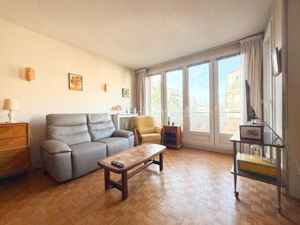 Un appartement familial lumineux et fonctionnel, au cœur d’un environnement résidentiel recherché, avec écoles, commerces et transports à proximité. Un bien à personnaliser, complété par un box fermé de 17 m² et une cave.

Situé dans le secteur Front de Seine à Levallois-Perret, cet appartement de 3 pièces et 67 m² se trouve au 4e étage sur 5, soit un avant-dernier étage, au sein d’une copropriété avec ascenseur et gardien.

L’appartement offre une organisation particulièrement adaptée à une vie de famille. Il se compose de deux chambres, d’un grand séjour, d’une cuisine indépendante et de nombreux rangements.

La cuisine peut être conservée comme pièce indépendante ou, selon votre projet, ouverte sur le séjour afin de créer une pièce de vie plus contemporaine et conviviale.

Une belle luminosité et un potentiel de personnalisation

Grâce à son exposition sud-ouest, l’appartement bénéficie d’une orientation agréable et d’une belle luminosité naturelle.

L'appartement est à rafraîchir, ce qui permettra aux futurs propriétaires de moderniser les lieux et de créer un intérieur correspondant à leurs goûts et à leur mode de vie.

Les volumes existants offrent une base intéressante pour imaginer un appartement familial chaleureux et fonctionnel, sans remettre en question son organisation générale.

Un quartier particulièrement adapté à la vie de famille

L’environnement constitue l’un des atouts importants de cette adresse à Levallois-Perret.

Le secteur bénéficie d’une véritable vie de quartier, avec des commerces et services de proximité permettant de faciliter les besoins du quotidien.

La présence de plusieurs établissements scolaires à proximité constitue également un avantage particulièrement appréciable pour une famille. Écoles, équipements et services dédiés aux enfants participent à la qualité de vie de ce secteur résidentiel.

Les déplacements sont également facilités par la proximité des transports en commun, notamment du métro ligne 3 – Pont de Levallois-Bécon, ainsi que de plusieurs lignes de bus.

La copropriété, avec gardien, offre par ailleurs un environnement résidentiel et rassurant, particulièrement adapté à une installation familiale.

Un box fermé de 17 m² et une cave

L’appartement est vendu avec une cave ainsi qu’un box fermé de 17 m².

Dans un secteur dense comme Levallois-Perret, disposer d’un box fermé constitue un véritable confort au quotidien, aussi bien pour stationner un véhicule que pour bénéficier d’un espace de rangement complémentaire.

Un atout particulièrement appréciable pour une famille à la recherche de praticité et de confort.

Un 3 pièces familial à découvrir

Ce 3 pièces de 67 m² à Levallois-Perret réunit des critères recherchés pour une résidence principale : deux chambres, un grand séjour, une belle exposition, de nombreux rangements, une copropriété avec gardien, la proximité des écoles, commerces et transports, ainsi qu’un box fermé de 17 m².

Son état actuel laisse également la possibilité aux futurs propriétaires de personnaliser leur intérieur et de révéler pleinement le potentiel du bien.

Vous recherchez un appartement familial à Levallois-Perret, dans un quartier pratique au quotidien et proche des écoles ? Contactez-moi pour découvrir ce bien en exclusivité et organiser une visite.