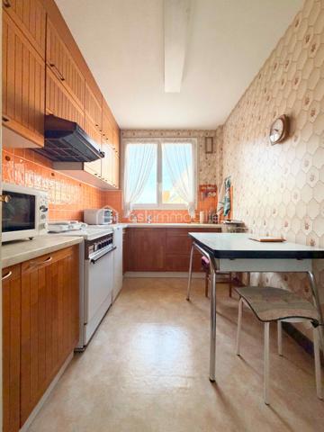Un appartement familial lumineux et fonctionnel, au cœur d’un environnement résidentiel recherché, avec écoles, commerces et transports à proximité. Un bien à personnaliser, complété par un box fermé de 17 m² et une cave.

Situé dans le secteur Front de Seine à Levallois-Perret, cet appartement de 3 pièces et 67 m² se trouve au 4e étage sur 5, soit un avant-dernier étage, au sein d’une copropriété avec ascenseur et gardien.

L’appartement offre une organisation particulièrement adaptée à une vie de famille. Il se compose de deux chambres, d’un grand séjour, d’une cuisine indépendante et de nombreux rangements.

La cuisine peut être conservée comme pièce indépendante ou, selon votre projet, ouverte sur le séjour afin de créer une pièce de vie plus contemporaine et conviviale.

Une belle luminosité et un potentiel de personnalisation

Grâce à son exposition sud-ouest, l’appartement bénéficie d’une orientation agréable et d’une belle luminosité naturelle.

L'appartement est à rafraîchir, ce qui permettra aux futurs propriétaires de moderniser les lieux et de créer un intérieur correspondant à leurs goûts et à leur mode de vie.

Les volumes existants offrent une base intéressante pour imaginer un appartement familial chaleureux et fonctionnel, sans remettre en question son organisation générale.

Un quartier particulièrement adapté à la vie de famille

L’environnement constitue l’un des atouts importants de cette adresse à Levallois-Perret.

Le secteur bénéficie d’une véritable vie de quartier, avec des commerces et services de proximité permettant de faciliter les besoins du quotidien.

La présence de plusieurs établissements scolaires à proximité constitue également un avantage particulièrement appréciable pour une famille. Écoles, équipements et services dédiés aux enfants participent à la qualité de vie de ce secteur résidentiel.

Les déplacements sont également facilités par la proximité des transports en commun, notamment du métro ligne 3 – Pont de Levallois-Bécon, ainsi que de plusieurs lignes de bus.

La copropriété, avec gardien, offre par ailleurs un environnement résidentiel et rassurant, particulièrement adapté à une installation familiale.

Un box fermé de 17 m² et une cave

L’appartement est vendu avec une cave ainsi qu’un box fermé de 17 m².

Dans un secteur dense comme Levallois-Perret, disposer d’un box fermé constitue un véritable confort au quotidien, aussi bien pour stationner un véhicule que pour bénéficier d’un espace de rangement complémentaire.

Un atout particulièrement appréciable pour une famille à la recherche de praticité et de confort.

Un 3 pièces familial à découvrir

Ce 3 pièces de 67 m² à Levallois-Perret réunit des critères recherchés pour une résidence principale : deux chambres, un grand séjour, une belle exposition, de nombreux rangements, une copropriété avec gardien, la proximité des écoles, commerces et transports, ainsi qu’un box fermé de 17 m².

Son état actuel laisse également la possibilité aux futurs propriétaires de personnaliser leur intérieur et de révéler pleinement le potentiel du bien.

Vous recherchez un appartement familial à Levallois-Perret, dans un quartier pratique au quotidien et proche des écoles ? Contactez-moi pour découvrir ce bien en exclusivité et organiser une visite.