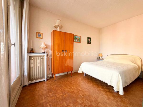 Un appartement familial lumineux et fonctionnel, au cœur d’un environnement résidentiel recherché, avec écoles, commerces et transports à proximité. Un bien à personnaliser, complété par un box fermé de 17 m² et une cave.

Situé dans le secteur Front de Seine à Levallois-Perret, cet appartement de 3 pièces et 67 m² se trouve au 4e étage sur 5, soit un avant-dernier étage, au sein d’une copropriété avec ascenseur et gardien.

L’appartement offre une organisation particulièrement adaptée à une vie de famille. Il se compose de deux chambres, d’un grand séjour, d’une cuisine indépendante et de nombreux rangements.

La cuisine peut être conservée comme pièce indépendante ou, selon votre projet, ouverte sur le séjour afin de créer une pièce de vie plus contemporaine et conviviale.

Une belle luminosité et un potentiel de personnalisation

Grâce à son exposition sud-ouest, l’appartement bénéficie d’une orientation agréable et d’une belle luminosité naturelle.

L'appartement est à rafraîchir, ce qui permettra aux futurs propriétaires de moderniser les lieux et de créer un intérieur correspondant à leurs goûts et à leur mode de vie.

Les volumes existants offrent une base intéressante pour imaginer un appartement familial chaleureux et fonctionnel, sans remettre en question son organisation générale.

Un quartier particulièrement adapté à la vie de famille

L’environnement constitue l’un des atouts importants de cette adresse à Levallois-Perret.

Le secteur bénéficie d’une véritable vie de quartier, avec des commerces et services de proximité permettant de faciliter les besoins du quotidien.

La présence de plusieurs établissements scolaires à proximité constitue également un avantage particulièrement appréciable pour une famille. Écoles, équipements et services dédiés aux enfants participent à la qualité de vie de ce secteur résidentiel.

Les déplacements sont également facilités par la proximité des transports en commun, notamment du métro ligne 3 – Pont de Levallois-Bécon, ainsi que de plusieurs lignes de bus.

La copropriété, avec gardien, offre par ailleurs un environnement résidentiel et rassurant, particulièrement adapté à une installation familiale.

Un box fermé de 17 m² et une cave

L’appartement est vendu avec une cave ainsi qu’un box fermé de 17 m².

Dans un secteur dense comme Levallois-Perret, disposer d’un box fermé constitue un véritable confort au quotidien, aussi bien pour stationner un véhicule que pour bénéficier d’un espace de rangement complémentaire.

Un atout particulièrement appréciable pour une famille à la recherche de praticité et de confort.

Un 3 pièces familial à découvrir

Ce 3 pièces de 67 m² à Levallois-Perret réunit des critères recherchés pour une résidence principale : deux chambres, un grand séjour, une belle exposition, de nombreux rangements, une copropriété avec gardien, la proximité des écoles, commerces et transports, ainsi qu’un box fermé de 17 m².

Son état actuel laisse également la possibilité aux futurs propriétaires de personnaliser leur intérieur et de révéler pleinement le potentiel du bien.

Vous recherchez un appartement familial à Levallois-Perret, dans un quartier pratique au quotidien et proche des écoles ? Contactez-moi pour découvrir ce bien en exclusivité et organiser une visite.
