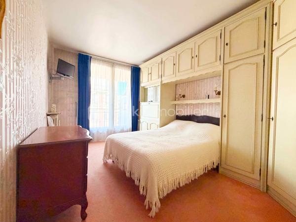 Un appartement familial lumineux et fonctionnel, au cœur d’un environnement résidentiel recherché, avec écoles, commerces et transports à proximité. Un bien à personnaliser, complété par un box fermé de 17 m² et une cave.

Situé dans le secteur Front de Seine à Levallois-Perret, cet appartement de 3 pièces et 67 m² se trouve au 4e étage sur 5, soit un avant-dernier étage, au sein d’une copropriété avec ascenseur et gardien.

L’appartement offre une organisation particulièrement adaptée à une vie de famille. Il se compose de deux chambres, d’un grand séjour, d’une cuisine indépendante et de nombreux rangements.

La cuisine peut être conservée comme pièce indépendante ou, selon votre projet, ouverte sur le séjour afin de créer une pièce de vie plus contemporaine et conviviale.

Une belle luminosité et un potentiel de personnalisation

Grâce à son exposition sud-ouest, l’appartement bénéficie d’une orientation agréable et d’une belle luminosité naturelle.

L'appartement est à rafraîchir, ce qui permettra aux futurs propriétaires de moderniser les lieux et de créer un intérieur correspondant à leurs goûts et à leur mode de vie.

Les volumes existants offrent une base intéressante pour imaginer un appartement familial chaleureux et fonctionnel, sans remettre en question son organisation générale.

Un quartier particulièrement adapté à la vie de famille

L’environnement constitue l’un des atouts importants de cette adresse à Levallois-Perret.

Le secteur bénéficie d’une véritable vie de quartier, avec des commerces et services de proximité permettant de faciliter les besoins du quotidien.

La présence de plusieurs établissements scolaires à proximité constitue également un avantage particulièrement appréciable pour une famille. Écoles, équipements et services dédiés aux enfants participent à la qualité de vie de ce secteur résidentiel.

Les déplacements sont également facilités par la proximité des transports en commun, notamment du métro ligne 3 – Pont de Levallois-Bécon, ainsi que de plusieurs lignes de bus.

La copropriété, avec gardien, offre par ailleurs un environnement résidentiel et rassurant, particulièrement adapté à une installation familiale.

Un box fermé de 17 m² et une cave

L’appartement est vendu avec une cave ainsi qu’un box fermé de 17 m².

Dans un secteur dense comme Levallois-Perret, disposer d’un box fermé constitue un véritable confort au quotidien, aussi bien pour stationner un véhicule que pour bénéficier d’un espace de rangement complémentaire.

Un atout particulièrement appréciable pour une famille à la recherche de praticité et de confort.

Un 3 pièces familial à découvrir

Ce 3 pièces de 67 m² à Levallois-Perret réunit des critères recherchés pour une résidence principale : deux chambres, un grand séjour, une belle exposition, de nombreux rangements, une copropriété avec gardien, la proximité des écoles, commerces et transports, ainsi qu’un box fermé de 17 m².

Son état actuel laisse également la possibilité aux futurs propriétaires de personnaliser leur intérieur et de révéler pleinement le potentiel du bien.

Vous recherchez un appartement familial à Levallois-Perret, dans un quartier pratique au quotidien et proche des écoles ? Contactez-moi pour découvrir ce bien en exclusivité et organiser une visite.