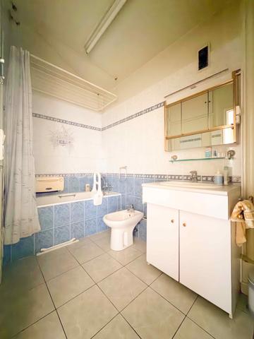 Un appartement familial lumineux et fonctionnel, au cœur d’un environnement résidentiel recherché, avec écoles, commerces et transports à proximité. Un bien à personnaliser, complété par un box fermé de 17 m² et une cave.

Situé dans le secteur Front de Seine à Levallois-Perret, cet appartement de 3 pièces et 67 m² se trouve au 4e étage sur 5, soit un avant-dernier étage, au sein d’une copropriété avec ascenseur et gardien.

L’appartement offre une organisation particulièrement adaptée à une vie de famille. Il se compose de deux chambres, d’un grand séjour, d’une cuisine indépendante et de nombreux rangements.

La cuisine peut être conservée comme pièce indépendante ou, selon votre projet, ouverte sur le séjour afin de créer une pièce de vie plus contemporaine et conviviale.

Une belle luminosité et un potentiel de personnalisation

Grâce à son exposition sud-ouest, l’appartement bénéficie d’une orientation agréable et d’une belle luminosité naturelle.

L'appartement est à rafraîchir, ce qui permettra aux futurs propriétaires de moderniser les lieux et de créer un intérieur correspondant à leurs goûts et à leur mode de vie.

Les volumes existants offrent une base intéressante pour imaginer un appartement familial chaleureux et fonctionnel, sans remettre en question son organisation générale.

Un quartier particulièrement adapté à la vie de famille

L’environnement constitue l’un des atouts importants de cette adresse à Levallois-Perret.

Le secteur bénéficie d’une véritable vie de quartier, avec des commerces et services de proximité permettant de faciliter les besoins du quotidien.

La présence de plusieurs établissements scolaires à proximité constitue également un avantage particulièrement appréciable pour une famille. Écoles, équipements et services dédiés aux enfants participent à la qualité de vie de ce secteur résidentiel.

Les déplacements sont également facilités par la proximité des transports en commun, notamment du métro ligne 3 – Pont de Levallois-Bécon, ainsi que de plusieurs lignes de bus.

La copropriété, avec gardien, offre par ailleurs un environnement résidentiel et rassurant, particulièrement adapté à une installation familiale.

Un box fermé de 17 m² et une cave

L’appartement est vendu avec une cave ainsi qu’un box fermé de 17 m².

Dans un secteur dense comme Levallois-Perret, disposer d’un box fermé constitue un véritable confort au quotidien, aussi bien pour stationner un véhicule que pour bénéficier d’un espace de rangement complémentaire.

Un atout particulièrement appréciable pour une famille à la recherche de praticité et de confort.

Un 3 pièces familial à découvrir

Ce 3 pièces de 67 m² à Levallois-Perret réunit des critères recherchés pour une résidence principale : deux chambres, un grand séjour, une belle exposition, de nombreux rangements, une copropriété avec gardien, la proximité des écoles, commerces et transports, ainsi qu’un box fermé de 17 m².

Son état actuel laisse également la possibilité aux futurs propriétaires de personnaliser leur intérieur et de révéler pleinement le potentiel du bien.

Vous recherchez un appartement familial à Levallois-Perret, dans un quartier pratique au quotidien et proche des écoles ? Contactez-moi pour découvrir ce bien en exclusivité et organiser une visite.