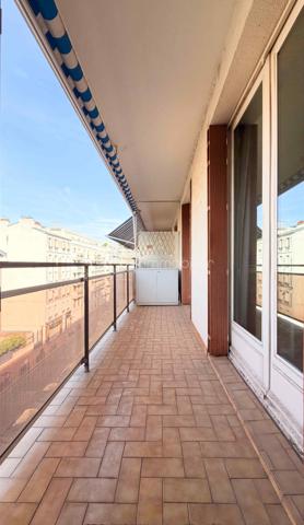 Un appartement familial lumineux et fonctionnel, au cœur d’un environnement résidentiel recherché, avec écoles, commerces et transports à proximité. Un bien à personnaliser, complété par un box fermé de 17 m² et une cave.

Situé dans le secteur Front de Seine à Levallois-Perret, cet appartement de 3 pièces et 67 m² se trouve au 4e étage sur 5, soit un avant-dernier étage, au sein d’une copropriété avec ascenseur et gardien.

L’appartement offre une organisation particulièrement adaptée à une vie de famille. Il se compose de deux chambres, d’un grand séjour, d’une cuisine indépendante et de nombreux rangements.

La cuisine peut être conservée comme pièce indépendante ou, selon votre projet, ouverte sur le séjour afin de créer une pièce de vie plus contemporaine et conviviale.

Une belle luminosité et un potentiel de personnalisation

Grâce à son exposition sud-ouest, l’appartement bénéficie d’une orientation agréable et d’une belle luminosité naturelle.

L'appartement est à rafraîchir, ce qui permettra aux futurs propriétaires de moderniser les lieux et de créer un intérieur correspondant à leurs goûts et à leur mode de vie.

Les volumes existants offrent une base intéressante pour imaginer un appartement familial chaleureux et fonctionnel, sans remettre en question son organisation générale.

Un quartier particulièrement adapté à la vie de famille

L’environnement constitue l’un des atouts importants de cette adresse à Levallois-Perret.

Le secteur bénéficie d’une véritable vie de quartier, avec des commerces et services de proximité permettant de faciliter les besoins du quotidien.

La présence de plusieurs établissements scolaires à proximité constitue également un avantage particulièrement appréciable pour une famille. Écoles, équipements et services dédiés aux enfants participent à la qualité de vie de ce secteur résidentiel.

Les déplacements sont également facilités par la proximité des transports en commun, notamment du métro ligne 3 – Pont de Levallois-Bécon, ainsi que de plusieurs lignes de bus.

La copropriété, avec gardien, offre par ailleurs un environnement résidentiel et rassurant, particulièrement adapté à une installation familiale.

Un box fermé de 17 m² et une cave

L’appartement est vendu avec une cave ainsi qu’un box fermé de 17 m².

Dans un secteur dense comme Levallois-Perret, disposer d’un box fermé constitue un véritable confort au quotidien, aussi bien pour stationner un véhicule que pour bénéficier d’un espace de rangement complémentaire.

Un atout particulièrement appréciable pour une famille à la recherche de praticité et de confort.

Un 3 pièces familial à découvrir

Ce 3 pièces de 67 m² à Levallois-Perret réunit des critères recherchés pour une résidence principale : deux chambres, un grand séjour, une belle exposition, de nombreux rangements, une copropriété avec gardien, la proximité des écoles, commerces et transports, ainsi qu’un box fermé de 17 m².

Son état actuel laisse également la possibilité aux futurs propriétaires de personnaliser leur intérieur et de révéler pleinement le potentiel du bien.

Vous recherchez un appartement familial à Levallois-Perret, dans un quartier pratique au quotidien et proche des écoles ? Contactez-moi pour découvrir ce bien en exclusivité et organiser une visite.