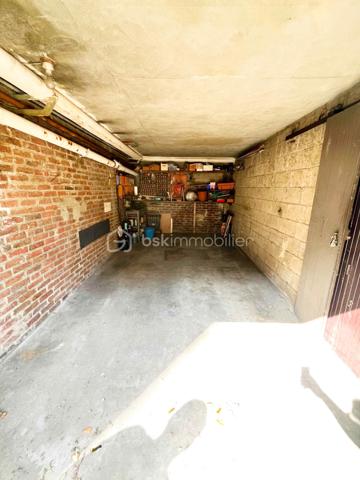Un appartement familial lumineux et fonctionnel, au cœur d’un environnement résidentiel recherché, avec écoles, commerces et transports à proximité. Un bien à personnaliser, complété par un box fermé de 17 m² et une cave.

Situé dans le secteur Front de Seine à Levallois-Perret, cet appartement de 3 pièces et 67 m² se trouve au 4e étage sur 5, soit un avant-dernier étage, au sein d’une copropriété avec ascenseur et gardien.

L’appartement offre une organisation particulièrement adaptée à une vie de famille. Il se compose de deux chambres, d’un grand séjour, d’une cuisine indépendante et de nombreux rangements.

La cuisine peut être conservée comme pièce indépendante ou, selon votre projet, ouverte sur le séjour afin de créer une pièce de vie plus contemporaine et conviviale.

Une belle luminosité et un potentiel de personnalisation

Grâce à son exposition sud-ouest, l’appartement bénéficie d’une orientation agréable et d’une belle luminosité naturelle.

L'appartement est à rafraîchir, ce qui permettra aux futurs propriétaires de moderniser les lieux et de créer un intérieur correspondant à leurs goûts et à leur mode de vie.

Les volumes existants offrent une base intéressante pour imaginer un appartement familial chaleureux et fonctionnel, sans remettre en question son organisation générale.

Un quartier particulièrement adapté à la vie de famille

L’environnement constitue l’un des atouts importants de cette adresse à Levallois-Perret.

Le secteur bénéficie d’une véritable vie de quartier, avec des commerces et services de proximité permettant de faciliter les besoins du quotidien.

La présence de plusieurs établissements scolaires à proximité constitue également un avantage particulièrement appréciable pour une famille. Écoles, équipements et services dédiés aux enfants participent à la qualité de vie de ce secteur résidentiel.

Les déplacements sont également facilités par la proximité des transports en commun, notamment du métro ligne 3 – Pont de Levallois-Bécon, ainsi que de plusieurs lignes de bus.

La copropriété, avec gardien, offre par ailleurs un environnement résidentiel et rassurant, particulièrement adapté à une installation familiale.

Un box fermé de 17 m² et une cave

L’appartement est vendu avec une cave ainsi qu’un box fermé de 17 m².

Dans un secteur dense comme Levallois-Perret, disposer d’un box fermé constitue un véritable confort au quotidien, aussi bien pour stationner un véhicule que pour bénéficier d’un espace de rangement complémentaire.

Un atout particulièrement appréciable pour une famille à la recherche de praticité et de confort.

Un 3 pièces familial à découvrir

Ce 3 pièces de 67 m² à Levallois-Perret réunit des critères recherchés pour une résidence principale : deux chambres, un grand séjour, une belle exposition, de nombreux rangements, une copropriété avec gardien, la proximité des écoles, commerces et transports, ainsi qu’un box fermé de 17 m².

Son état actuel laisse également la possibilité aux futurs propriétaires de personnaliser leur intérieur et de révéler pleinement le potentiel du bien.

Vous recherchez un appartement familial à Levallois-Perret, dans un quartier pratique au quotidien et proche des écoles ? Contactez-moi pour découvrir ce bien en exclusivité et organiser une visite.