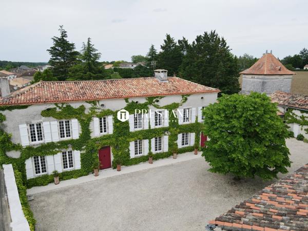 Maison de Maître avec granges, pigeonnier, parc, et piscine, ANGOULEME