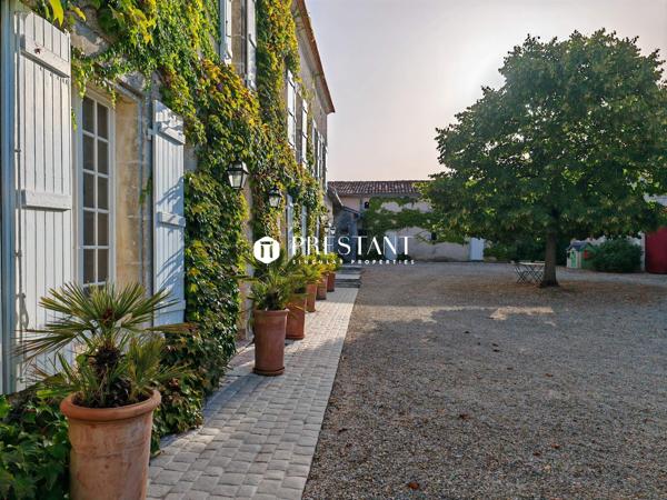 Maison de Maître avec granges, pigeonnier, parc, et piscine, ANGOULEME