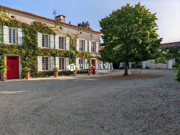 Maison de Maître avec granges, pigeonnier, parc, et piscine, ANGOULEME
