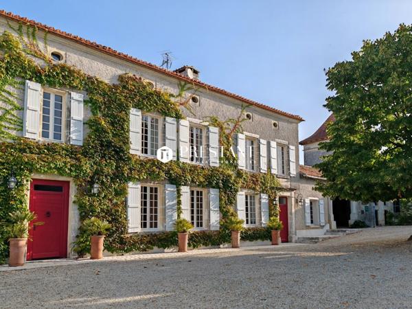 Maison de Maître avec granges, pigeonnier, parc, et piscine, ANGOULEME