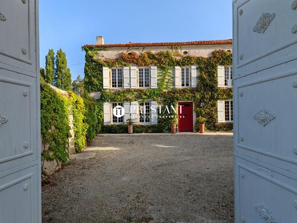 Maison de Maître avec granges, pigeonnier, parc, et piscine, ANGOULEME