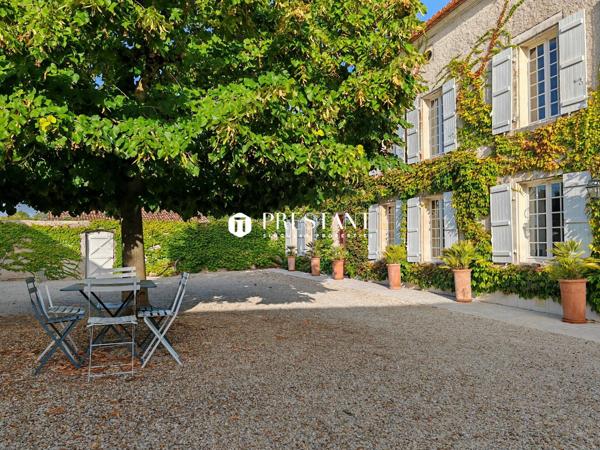 Maison de Maître avec granges, pigeonnier, parc, et piscine, ANGOULEME