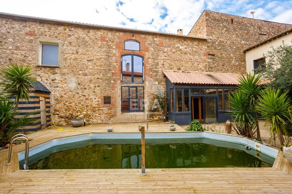 À vendre à TROUILLAS Ancienne cave viticole réhabilitée de 615m2 avec piscine et Jardin