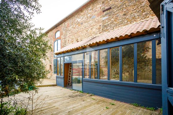 À vendre à TROUILLAS Ancienne cave viticole réhabilitée de 615m2 avec piscine et Jardin