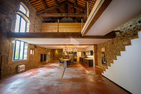 À vendre à TROUILLAS Ancienne cave viticole réhabilitée de 615m2 avec piscine et Jardin