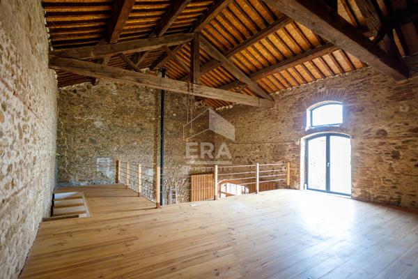 À vendre à TROUILLAS Ancienne cave viticole réhabilitée de 615m2 avec piscine et Jardin