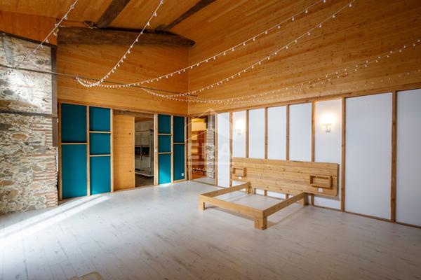 À vendre à TROUILLAS Ancienne cave viticole réhabilitée de 615m2 avec piscine et Jardin