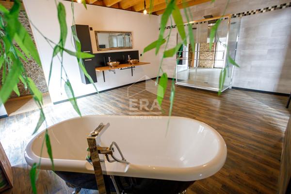 À vendre à TROUILLAS Ancienne cave viticole réhabilitée de 615m2 avec piscine et Jardin