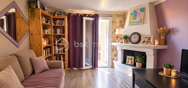 Karine BSK immobilier vous propos à la vente un appartement T4 traversant Est-Ouest, situé au 3ᵉ étage sans ascenseur.– Parking  cave et balcon 

Il se compose de pièces lumineuses bénéficiant d'une double exposition, avec double vitrage et chauffage électrique.

La production d’eau chaude est assurée par une chaudière gaz de 2018.

L’appartement nécessite des travaux de rafraîchissement, offrant ainsi la possibilité de le remettre au goût du jour et de le personnaliser selon ses envies.

Un parking privatif ainsi qu'une cave complètent ce bien.