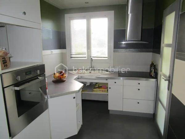 Karine BSK immobilier vous propos à la vente un appartement T4 traversant Est-Ouest, situé au 3ᵉ étage sans ascenseur.– Parking  cave et balcon 

Il se compose de pièces lumineuses bénéficiant d'une double exposition, avec double vitrage et chauffage électrique.

La production d’eau chaude est assurée par une chaudière gaz de 2018.

L’appartement nécessite des travaux de rafraîchissement, offrant ainsi la possibilité de le remettre au goût du jour et de le personnaliser selon ses envies.

Un parking privatif ainsi qu'une cave complètent ce bien.