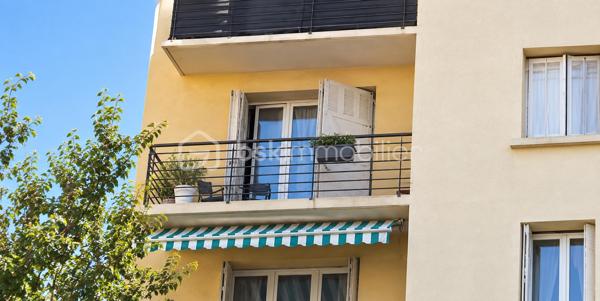Karine BSK immobilier vous propos à la vente un appartement T4 traversant Est-Ouest, situé au 3ᵉ étage sans ascenseur.– Parking  cave et balcon 

Il se compose de pièces lumineuses bénéficiant d'une double exposition, avec double vitrage et chauffage électrique.

La production d’eau chaude est assurée par une chaudière gaz de 2018.

L’appartement nécessite des travaux de rafraîchissement, offrant ainsi la possibilité de le remettre au goût du jour et de le personnaliser selon ses envies.

Un parking privatif ainsi qu'une cave complètent ce bien.