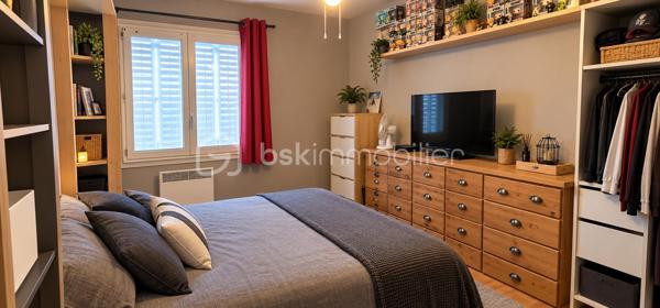 Karine BSK immobilier vous propos à la vente un appartement T4 traversant Est-Ouest, situé au 3ᵉ étage sans ascenseur.– Parking  cave et balcon 

Il se compose de pièces lumineuses bénéficiant d'une double exposition, avec double vitrage et chauffage électrique.

La production d’eau chaude est assurée par une chaudière gaz de 2018.

L’appartement nécessite des travaux de rafraîchissement, offrant ainsi la possibilité de le remettre au goût du jour et de le personnaliser selon ses envies.

Un parking privatif ainsi qu'une cave complètent ce bien.