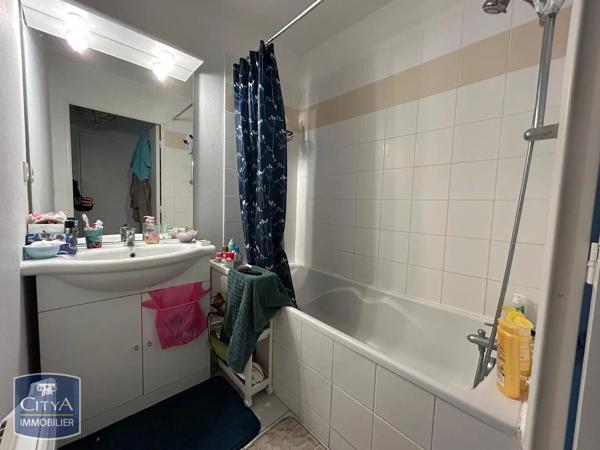 Appartement à louer 2 pièces 47.39m² Saint-Amand-Montrond (18200)