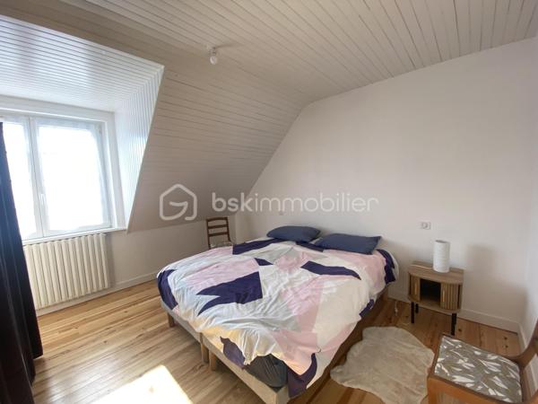 Morgat, à deux pas de la plage, du port et des commerces.

Maison entièrement rénovée en 2025, élevée sur 3 niveaux.

Au rez-de-chaussée : une chambre, une pièce pouvant devenir une salle de bain, une buanderie, un garage, accès au jardin.

Au premier étage : cuisine aménagée/équipée ouverte sur le salon/salle à manger. Petit salon, salle d’eau, wc indépendant.

Au second étage : 2 chambres, une salle d’eau avec wc, un grenier.

Pompe à chaleur, huisseries en double-vitrage, garage, buanderie, 3 places de parking.

Superficie totale du terrain : 840 m2 (jardin de la maison et terrain constructible cumulé)

Terrain entièrement clos.