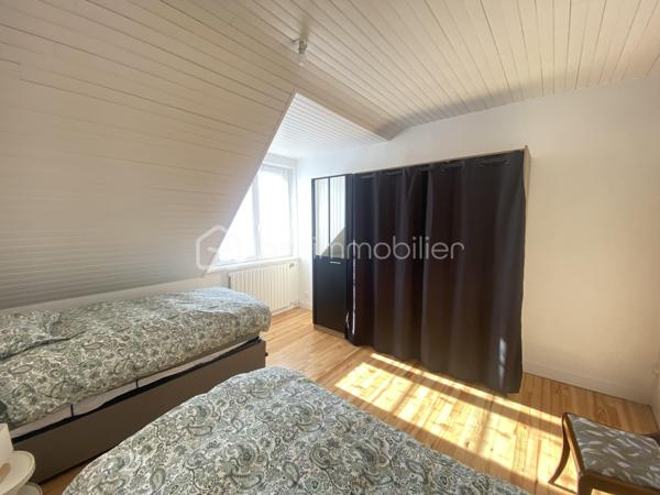 Morgat, à deux pas de la plage, du port et des commerces.

Maison entièrement rénovée en 2025, élevée sur 3 niveaux.

Au rez-de-chaussée : une chambre, une pièce pouvant devenir une salle de bain, une buanderie, un garage, accès au jardin.

Au premier étage : cuisine aménagée/équipée ouverte sur le salon/salle à manger. Petit salon, salle d’eau, wc indépendant.

Au second étage : 2 chambres, une salle d’eau avec wc, un grenier.

Pompe à chaleur, huisseries en double-vitrage, garage, buanderie, 3 places de parking.

Superficie totale du terrain : 840 m2 (jardin de la maison et terrain constructible cumulé)

Terrain entièrement clos.