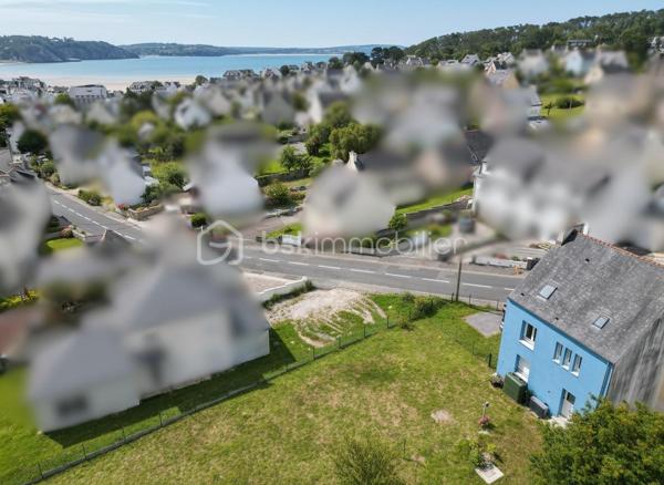 Morgat, à deux pas de la plage, du port et des commerces.

Maison entièrement rénovée en 2025, élevée sur 3 niveaux.

Au rez-de-chaussée : une chambre, une pièce pouvant devenir une salle de bain, une buanderie, un garage, accès au jardin.

Au premier étage : cuisine aménagée/équipée ouverte sur le salon/salle à manger. Petit salon, salle d’eau, wc indépendant.

Au second étage : 2 chambres, une salle d’eau avec wc, un grenier.

Pompe à chaleur, huisseries en double-vitrage, garage, buanderie, 3 places de parking.

Superficie totale du terrain : 840 m2 (jardin de la maison et terrain constructible cumulé)

Terrain entièrement clos.