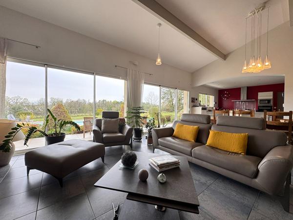 A VENDRE SUPERBE MAISON  AU CALME ET AVEC VUE IMPRENABLE SUR LA NATURE