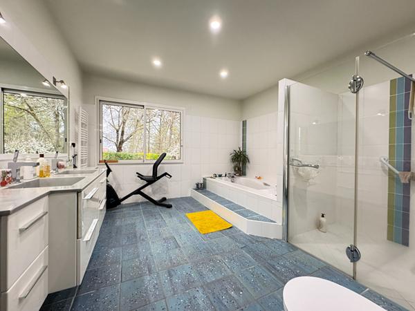 A VENDRE SUPERBE MAISON  AU CALME ET AVEC VUE IMPRENABLE SUR LA NATURE