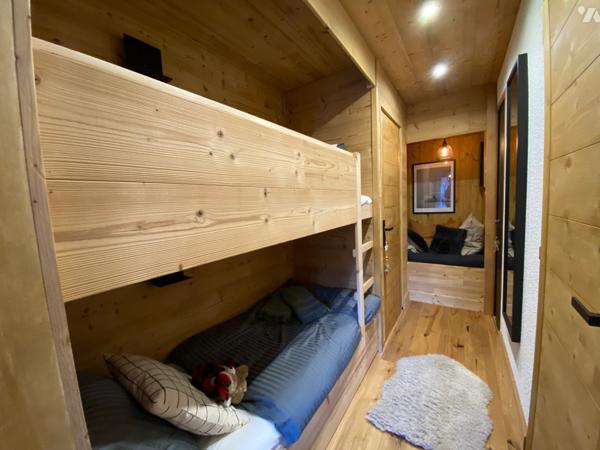 3 pièces 2 chambres lits superposés 2 salles de bains 2 WC Garage type box 2 caves 2 placards à skis