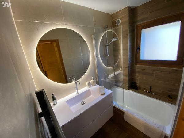 3 pièces 2 chambres lits superposés 2 salles de bains 2 WC Garage type box 2 caves 2 placards à skis