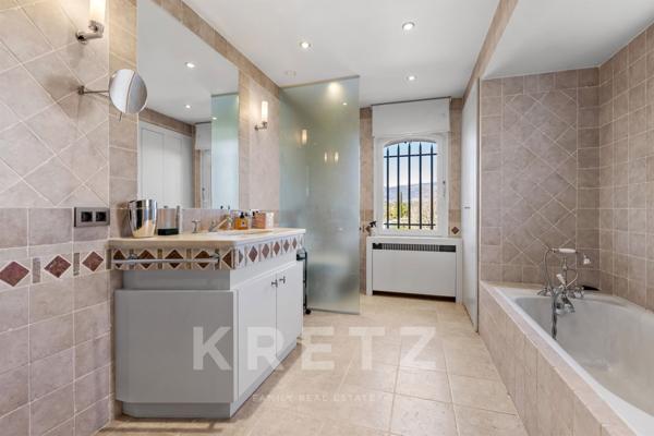 Maison de Maitre avec dépendance VALBONNE