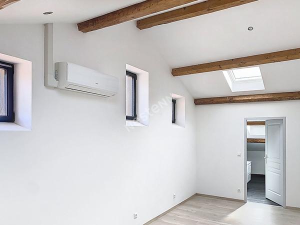 Bel appartement T3 à Bandol en Centre historique à 2 pas du port .