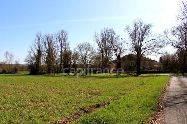 Propriété agricole à vendre 6 pièces, avec grange & ancien séchoir à tabac, sur terrain de 19 ha, à FLEURANCE (32)