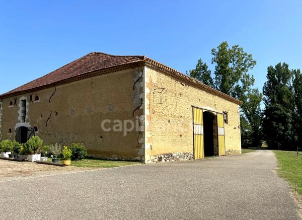 Propriété agricole à vendre 6 pièces, avec grange & ancien séchoir à tabac, sur terrain de 19 ha, à FLEURANCE (32)
