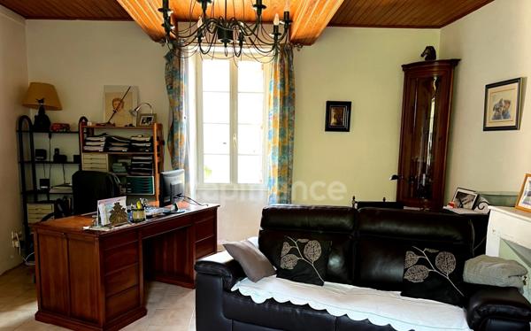 Propriété agricole à vendre 6 pièces, avec grange & ancien séchoir à tabac, sur terrain de 19 ha, à FLEURANCE (32)