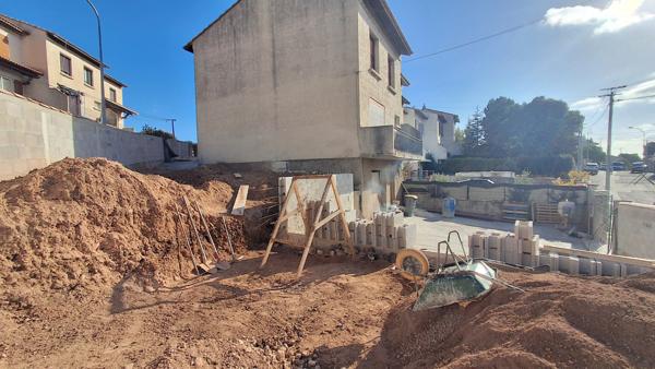 Septèmes-les-Vallons (13240) Pavillon type 5 Mitoyen d'un côté + grand garage