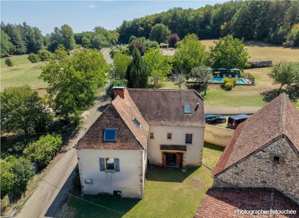Maison ancienne - Gourdon EXCLUSIVITE SECTEUR GOURDON - Enclos en pierre comprenant maison, dépendances et piscine sur 2115 m² proche commerces