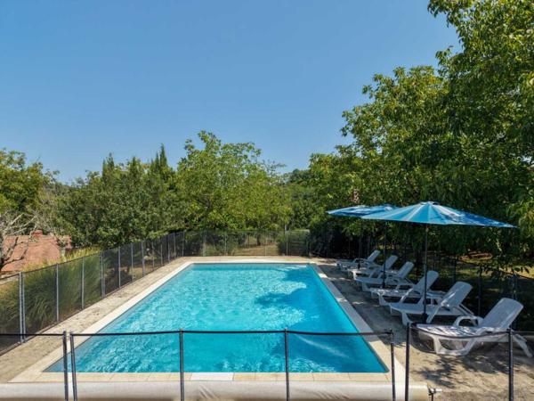 Maison ancienne - Gourdon EXCLUSIVITE SECTEUR GOURDON - Enclos en pierre comprenant maison, dépendances et piscine sur 2115 m² proche commerces
