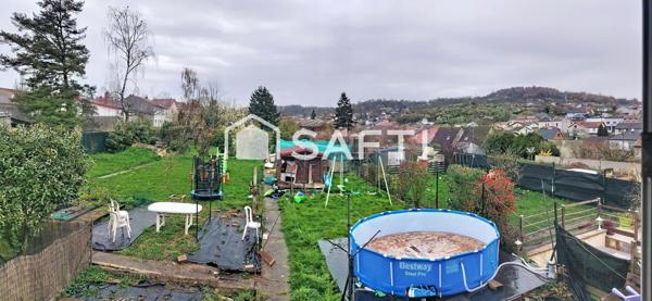 maison  comprenant un beau séjour avec cuisine intégrée ouverte avec accés direct terrasse et jardin comprenant 4 chambres dont 1 petite offrant un grand jardin sur une vue dégagée exposition sud avec  une buanderie cave garage 1 salle de bain et 1 salle avec douche 2 vasques quartier toutes commodités