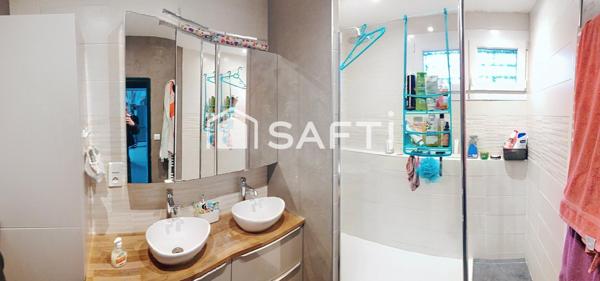 maison  comprenant un beau séjour avec cuisine intégrée ouverte avec accés direct terrasse et jardin comprenant 4 chambres dont 1 petite offrant un grand jardin sur une vue dégagée exposition sud avec  une buanderie cave garage 1 salle de bain et 1 salle avec douche 2 vasques quartier toutes commodités