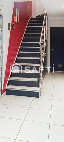 maison  comprenant un beau séjour avec cuisine intégrée ouverte avec accés direct terrasse et jardin comprenant 4 chambres dont 1 petite offrant un grand jardin sur une vue dégagée exposition sud avec  une buanderie cave garage 1 salle de bain et 1 salle avec douche 2 vasques quartier toutes commodités