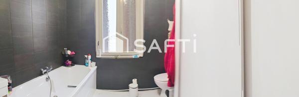 maison  comprenant un beau séjour avec cuisine intégrée ouverte avec accés direct terrasse et jardin comprenant 4 chambres dont 1 petite offrant un grand jardin sur une vue dégagée exposition sud avec  une buanderie cave garage 1 salle de bain et 1 salle avec douche 2 vasques quartier toutes commodités